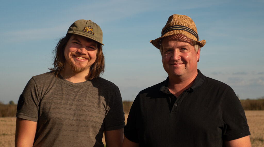 Naturfilmer David Cebulla und Landwirt René Döring